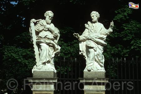 Zwei Apostelfiguren vor der Peter- und Paulskirche in der ul. Grodzka., olen, Polska, Krakau, Krakw, Kirche, Peter- und Paulkirche, ulica Grodzka, Apostel