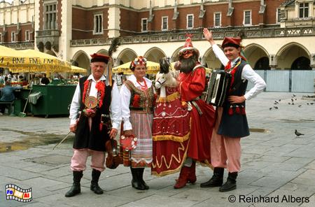 Folkloregruppe mit dem Lajkonik auf dem Rynek Głwny (Hauptmarkt)., Polen, Polska, Fotos, Bilder, Krakau, Krakw, Rynek, Głwny, Hauptmarkt, Folklore, Lajkonik
