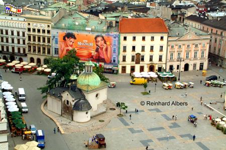 Der Rynek Głwny (Hauptmarkt) mit der romanischen Adalbertkirche an der Einmndung der ul. Grodzka., Polen, Polska, Krakau, Krakw, Fotos, Bilder, Hauptmarkt, Rynek, Głwny, Adalbertkirche, ul. Grodzka