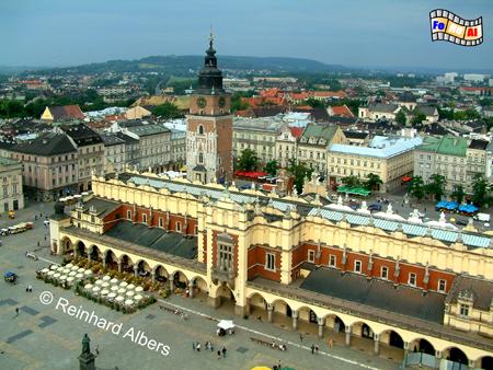 Der 200 m x 200 m groe Hauptmarkt (Rynek Głwny) zhlt zu den grten mittelalterlichen Pltzen Europas und wird von den Tuchhhallen (Sukiennice) beherrscht., Polen, Polska, Krakau, Krakw, Fotos, Bilder, Hauptmarkt, Rynek, Głwny, Tuchhallen, Sukiennice, Rathausturm