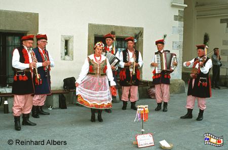 Folklore-Gruppe vor den Tuchhallen auf dem Rynek Gł�wny (Hauptmarkt)., Polen, Polska, Krakau, Krak�w, Fotos, Bilder, Hauptmarkt, Rynek, Gł�wny, Tuchhallen, Sukiennice, Folklore
