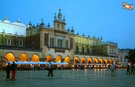 Die berhmeten Tuchhallen (Sukiennice) dominieren den Rynek Głwny (Hauptmarkt) von Krakau., Polen, Polska, Krakau, Krakw, Fotos, Bilder, Hauptmarkt, Rynek, Głwny, Tuchhallen, Sukiennice,