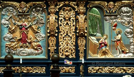 Marienkirche - Die vergoldeten Reliefs mit Bibelszenen an der Rckseite des Chorgesthls datieren von 1635., Polen, Polska, Krakau, Krakw, Fotos, Bilder, Marienkriche, Chor, Relief, Bibelszenen