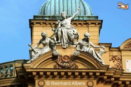 Słowacki-Theater - dem 1893 erffneten Bau diente die Opra Garnier in Paris als Vorbild.
Allegorische Figuren schmcken die Fassade., Polen, Polska, Bilder, Fotos, Krakau, Krakw, Słowacki-Theater, Teatr Słowackiego