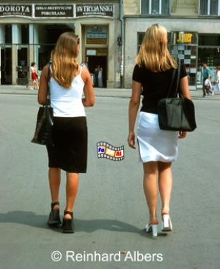 Junge polnische Frauen flanieren in aktueller Mode auf dem Rynek Głwny (Hauptmarkt)., Polen, Polska, Bilder, Fotos, Krakau, Krakw, Hauptmarkt, Rynek Głwny, Mode