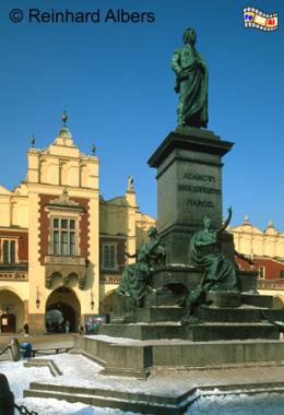 Das Denkmal f�r den wohl bedeutendsten polnischen Dichter Adam Mickiewicz stammt von Teodor Rygier., Polen, Polska, Bilder, Fotos, Krakau, Krak�w, Hauptmarkt, Rynek Gł�wny, Tuchhallen, Sukiennice, Mickiewicz, Denkmal, Pomnik Adama Mickiewicza
