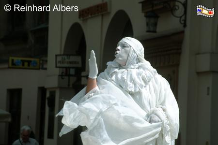 Dieser Straenknstler (Pantomime) ist hufig neben/vor der Marienkirche zu sehen und tritt mittlerweile auch schon im Ausland auf., Polen, Polska, Krakw, Krakau, Bilder, Fotos, Straenknstler, Pantomime,