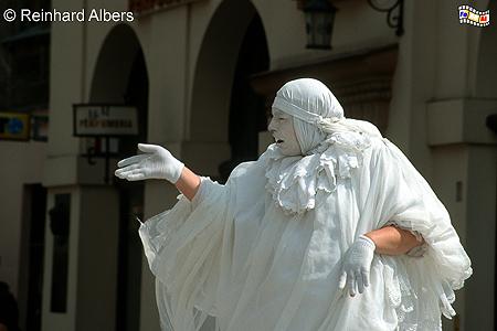 Dieser Straenknstler (Pantomime) ist hufig neben/vor der Marienkirche zu sehen und tritt mittlerweile auch schon im Ausland auf., Polen, Polska, Krakw, Krakau, Bilder, Fotos, Straenknstler, Pantomime,