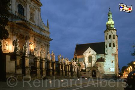 Links im Vordergrund die Apostelfiguren der Peter- und Paulskirche. Rechts im Hintergrund die Andreaskirche., Polen, Polska, Fotos. Bilder, Krakau, Krakw, Andreaskirche, Peter - und Paulkirche, Grodzka