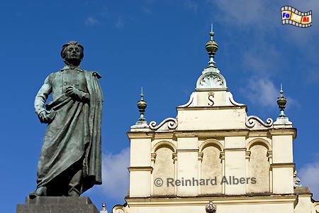 Das Adam Mickiewicz-Denkmal neben den Tuchhallen auf dem Rynek Głwny (Hauptmarkt) in Krakau., Polen, Polska, Fotos, Bilder, Krakau, Krakw, Tuchhhallen, Mickiewicz, Sukiennice, Rynek, Głwny  