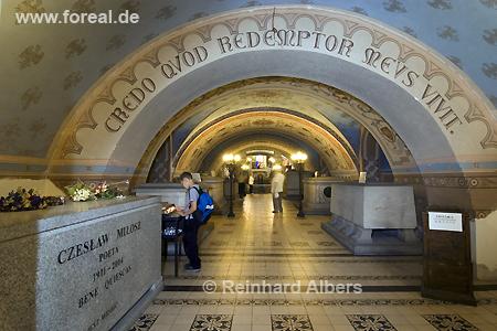 In der Krypta der Paulinerkirche haben bedeutende Persnlichkeiten ihre letzte Ruhesttte gefunden. Links vorn Czesław Miłosz., Polen, Polska, Krakau, Krakw, Bilder, Fotos, Paulinerkirche, Krypta, Czesław, Miłosz