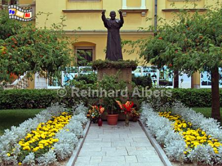Statue des Papstes Johannes Paul II. im Innenhof des erzbischflichen Palais, Polen, Polska, Krakau, Krakw, Fotos, Bilder, Papst, Johannes Paul