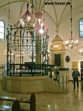 Der Gebetsraum mit der Bima in der Alten Synagoge im Stadtteil Kazimierz., Polen, Polska, Krakau, Krakw, Fotos, Bilder, Kazimierz, Gebetsraum, Bima, Synagoge