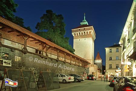 Beim einzigen erhaltenen Stadtor steht auch noch ein Abschnitt der historischen Stadtbefestigung., Polen, Polska, Krakau, Krak�w, Fotos, Bilder, Stadtmauer, Florianstor