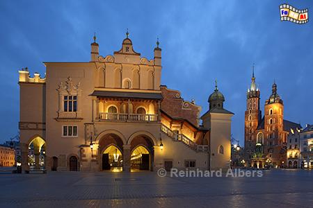 Tuchhallen und Marienkirche im Hintergrund., Polen, Polska, Krakau, Krakw, Bilder, Fotos, Marienkirche, Hauptmarkt, Rynek, Głwny 