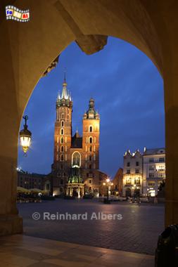 Marienkirche mit Torbogen der Tuchhallen, Polen, Polska, Krakau, Kraków, Fotos, Bilder, Hauptmarkt, Rynek, Główny, Marienkirche, Albers, Foto, foreal,