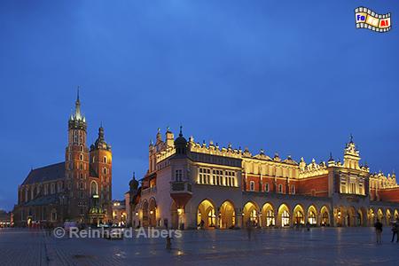 Marienkirche und Tuchhallen auf dem Hauptmarkt in Krakau. , Polen, Polska, Krakau, Krakw, Bilder, Fotos, Tuchhallen, Sukiennice, Rynek, Głwny, Marienkirche, Albers, foreal,