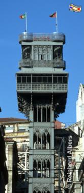 Der Elevador Santa Justa oder auch Elevador do Carmo genannt verbindet die Unter- mit der Oberstadt. Der Entwurf stammt von Raoul Mesnier de Ponsard, einem Ingenieur der auch vor�bergehend im B�ro von Gustave Eiffel gearbeitet hatte. Die Einweihung erfolgte am 31. August 1901., Lissabon, Fahrtstuhl, Elevador, Santa Justa