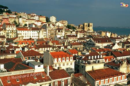 Ausblick vom Elevador de Santa Justa auf die Unterstadt (Baixa) und die Kathedrale S., Lissabon, Fahrstuhl, Baixa, Unterstadt, Kathedrale
