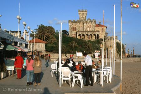 Estoril - Praia do Tamariz.
Im Hintergrund das Chalet Barros, eine Pseudoritterburg aus den 20er Jahren des 20. Jh., Portugal, Estoril, Strand, Praia, Tamariz