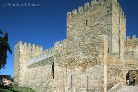 Das Castelo de So Jorge wurde in den Jahren 1938-44 wiederaufgebaut, wobei man nur sehr wenig auf die urspngliche Form achtete., Lissabon, Burg, Castelo, George