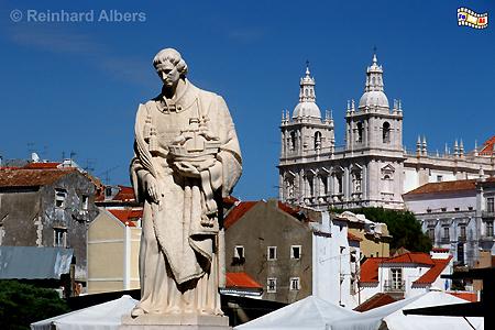 Der Heilige Vinzenz wird als Schutzpatron der Stadt verehrt.
Seine Statue steht auf dem Largo das Portas do Sol. Im Hintergrund die nach ihm benannte Kirche: Igreja de So Vicente de Fora., Lissabon, Vinzenz, Vicente, Kirche, Schutzpatron