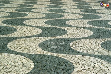 Praa Dom Pedro IV., kurz Rossio genannt.
Die Pflasterung soll Ozeanwellen darstellen., Lissabon, Rossio,