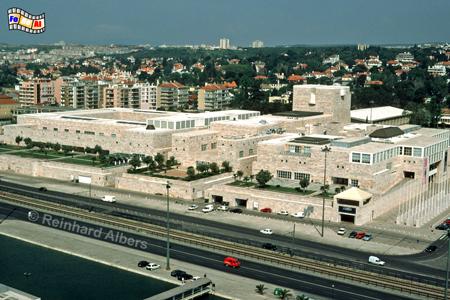 Centro Cultural de Belm. Monumentales Kulturzentrum aus leicht rosafarbenen Kalkstein. Die klobige Architektur ist sehr umstritten., Lissabon, Belem, Kulturzentrum, Centro