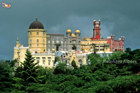 Sintra - Palcio Nacional da Pena. Das ab 1839 errichtete Mrchenschloss gilt als portugiesisches Neuschwanstein., Sintra, Knig, Ferdinand, Pena, Schloss, Palast