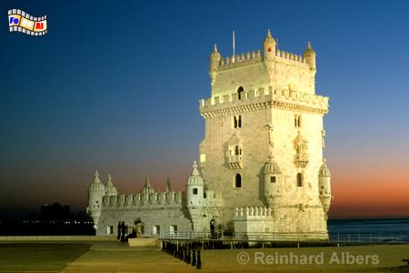 Torre de Belem gilt als Wahrzeichen der port. Entdeckungen.
Der Festungsturm stand ursprnglich im Fluss Tejo, ist mittlerweile aber von Land aus erreichbar., Lissabon, Belem, Torre, Turm, Entdeckungen, Wahrzeichen