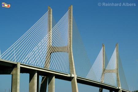 Ponte Vasco da Gama war zum Zeitpunkt der Fertigstellung im Jahr 1998 mit 17 km die lngste Brcke der Welt., Lissabon, Lisboa, Ponte, Brcke Vasco, Gama, Tejo