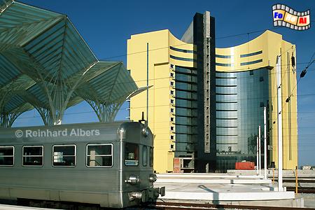 Moderne Architektur am Expogelnde von 1998. 
Links im Bild der Bahnhof
