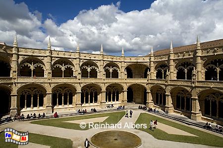 Der Kreuzgang (Claustro) misst 
55 m im Quadrat und gilt als einer der schnsten Kreuzgnge der Welt. Als Meisterwerk des manuelinischen Baustils wird er von zahllosen Verzierungen geschmckt., Lissabon, Belm, Jeronimo, Kloster, Kreuzgang, Manuelismus, Albers, Foto, foreal