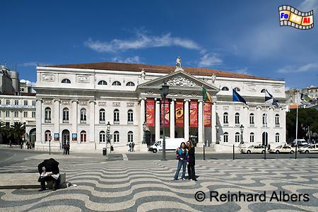 Teatro Nacional Dona Maria (Nationaltheater) an der Nordseite des Rossio. Das klassizistische Gebude wurde 1842-46 nach Plnen des italienischen Architekten Fortuanto Lodi errichtet., Lissabon, Rossio, Theater, Teatro, Praa, Albers, Foto, foreal