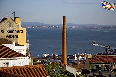 Blick ber die Dcher der Altstadt (Alfama) auf den Tejo., Lissabon, Altstadt, Alfama, Tejo, Albers, foreal, Foto