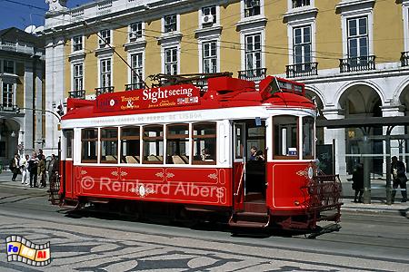 Lissabon - Rote Oldtimer-Straenbahn fr allerdings berteuerte Touristenfahrten. Viel besser und gnstiger ist eine regulre Fahrt., Lissabon, Straenbahn, Oldtimer, Electricos, Albers, Foto, foreal