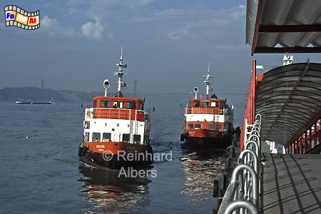 Die Tejoschiffe, die frher einmal im Hamburger Hafen verkehrten, bringen jeden Morgen zahlreiche Berufspendeler in die Stadt., Lissabon, Tejo, Schiffe, Pendler, Albers, Foto, foreal,