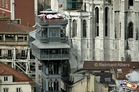Der 45 m hohe Elevador Santa Justa verbindet die Unter- mit der Oberstadt., Lissabon, Fahrtstuhl, Elevador, Santa Justa, Carmo,