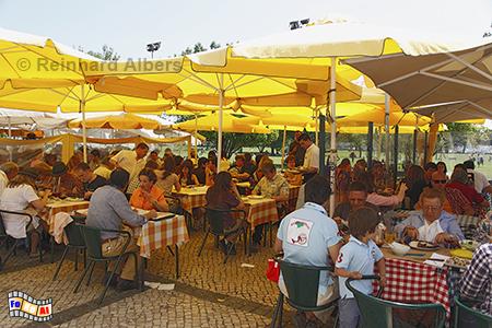 In der Rua da Vieira Portuense stehen einseitig noch Huser aus dem 16. + 17. Jh. Davor befindet sich ein Restaurant neben dem anderen., Lissabon, Belm, Restaurant, Albers, foreal, Vieira Portuense,