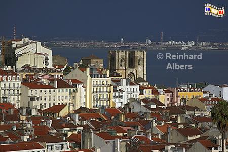 Ausblick vom Elevador de Santa Justa auf die Unterstadt (Baixa) und die Kathedrale S., Lissabon, Fahrstuhl, Baixa, Unterstadt, Kathedrale, S, Albers, Foto, foreal,
