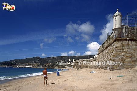 Sesimbra - Fortaleza (Festung) am Strand ., Portugal, Sesimbra, Festung, Strand, Atlantik, Albers, Foto, foreal,