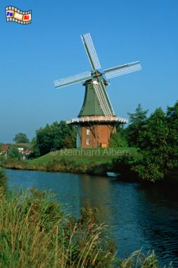Greetsiel in Ostfriesland, die westliche der beiden Zwillingsmühlen beherbergt heute eine Teestube., Windmühle, Greetsiel, Zwillingsmühle, Krummhörn