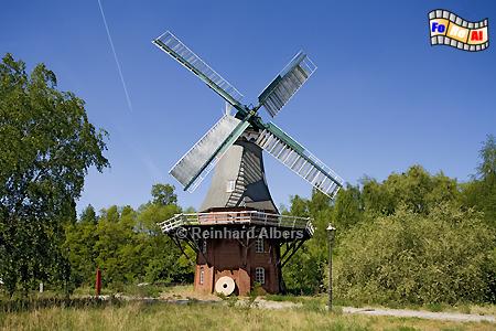 Berlin - Zum Technikmuseum in der Trebbiner Strae gehrt auch ein Freigelnde mit 2 Windmhlen.
Im Bild die Mhle 