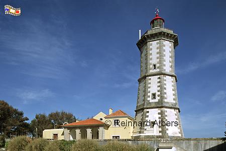 Der Leuchtturm Ponta da Laje steht direkt an der Felsenkste nrdlich von Cascais bei Lissabon., Leuchtturm, Portugal, Ponta da Laje, Guia, Farol, Albers, Foto, foreal,