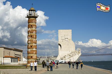 Lissabon - Historischer Leuchtturm am Ufer des Tejo mit dem Denkmal der Entdeckungen im Hintergrund., Leuchtturm, Lissabon, Portugal, Farol, Tejo, Albers, foreal