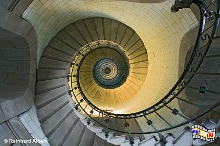 307 Stufen fhren auf den 65 m hohen Phare d Eckmhl., Leuchtturm, Fankreich, Bretagne, Pointe de Penmarch, Phare d Eckmhl