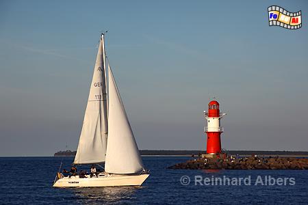 Warnem�nde am Abend - �stliches Molenfeuer, Leuchtturm, Lighthouse, Phare, Warnem�nde, Warnow, Mecklenburg, Albers, Foto, foreal,