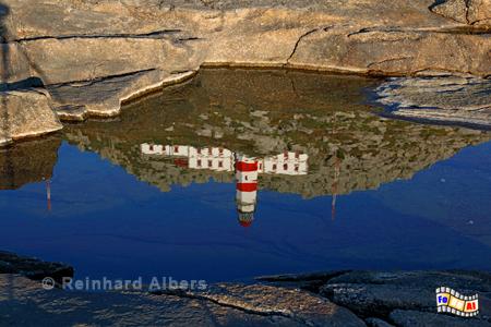 Cabo Silleiro - Spiegelung in einer Felsmulde., Leuchtturm, Spanien, Galicien, Silleiro, Albers, foreal, Foto,