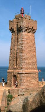 Der Leuchtturm von Ploumanach in der Bretagne wurde aus Steinen der Granit rose Kste erbaut., Leuchtturm, Frankreich, Bretagne, Ploumanach