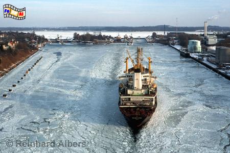 Nord-Ostsee-Kanal im Winter.
Im Hintergrund die Schleusen von Kiel-Holtenau., Kiel, Holtenau, Schleusen, Nord-Ostseekanal, Albers, Foto, foreal,